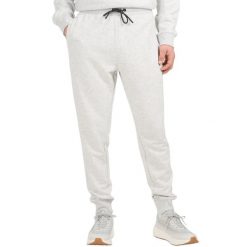 Spodnie męskie 4F CAS, regular fit, ściągacze u dołu nogawek. Szare spodnie materiałowe męskie 4f, bez wzorów, klasyczne. Za 113.99 zł.