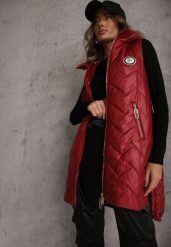 Czerwona Długa Pikowana Kamizelka z Kapturem i Ozdobną Naszywką Mentape. Czerwone kamizelki damskie Renee, l, długie. Za 139.99 zł.