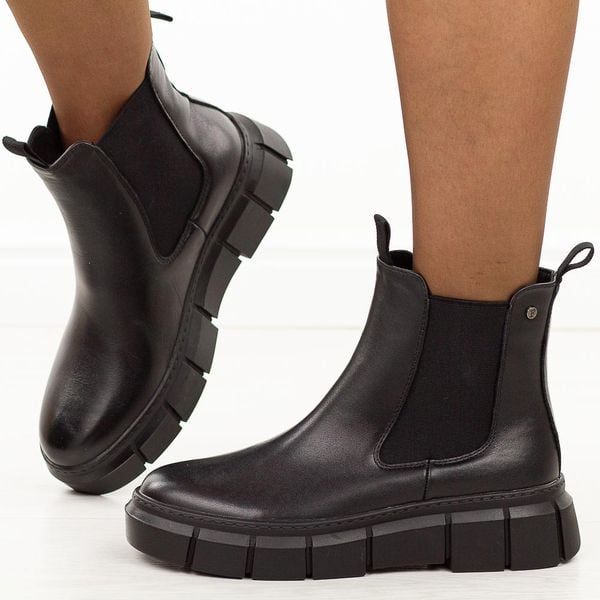 Czarne skórzane sztyblety damskie Filippo Dbt7264/25. Czarne botki damskie Filippo, na jesień, z jeansu, eleganckie, z okrągłym noskiem, bez obcasa, bez zapięcia. W wyprzedaży za 288.15 zł.