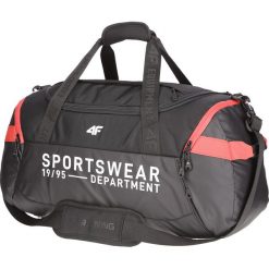 Torba sportowa TPU100 - głęboka czerń. Brązowe torby męskie na ramię 4f, bez wzorów, z gumy, na ramię. W wyprzedaży za 129.99 zł.