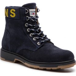 Kozaki TOMMY JEANS - Suede Boot EM0EM00235 Black Iris 431. Niebieskie buty zimowe męskie Tommy Jeans, z jeansu, bez zapięcia. W wyprzedaży za 339.00 zł.