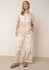 Beżowy Komplet Wiskozowy Szerokie Spodnie i Luźna Bluzka z Nadrukiem Paisley Thela. Brązowe spodnie materiałowe damskie Born2be, bez wzorów, z wiskozy, biznesowe, plus size. Za 99.99 zł.