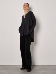 Apricot Bluzka w kolorze czarnym rozmiar: XL. Czarne bluzki damskie Apricot, xl, bez wzorów, bez kołnierzyka, bez ramiączek. Za 88.02 zł.