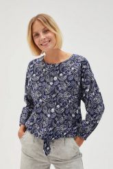Wiskozowa koszula z wzorem paisley granatowa. Koszule damskie MOODO, l, bez wzorów, z wiskozy, bez kołnierzyka, bez ramiączek. W wyprzedaży za 49.98 zł.