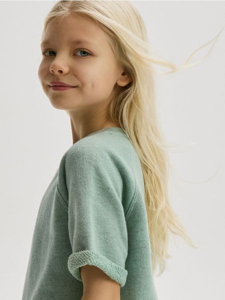 Dzianinowy t-shirt - jasnozielony. Zielone koszulki dziewczęce Reserved, bez wzorów, z bawełny, bez ramiączek. W wyprzedaży za 22.99 zł.