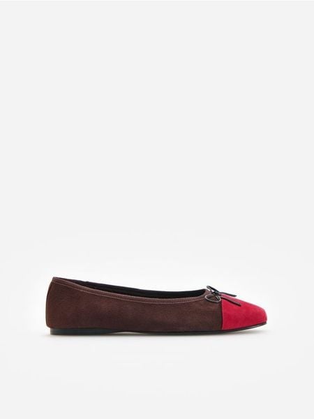 Baleriny z koziej skóry - ciemnobrązowy. Brązowe baleriny damskie Reserved, bez wzorów, ze skóry, bez obcasa. Za 169.99 zł.