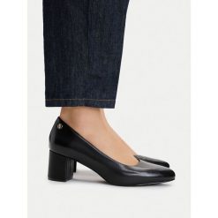 Czółenka U.S. Polo Assn. Czarne czółenka damskie U.S. Polo Assn., bez wzorów, bez obcasa. Za 299.99 zł.