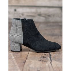 Filippo Stylowe Botki Na Słupku. Czarne botki damskie Filippo, eleganckie, bez obcasa, na słupku, bez zapięcia. W wyprzedaży za 169.00 zł.
