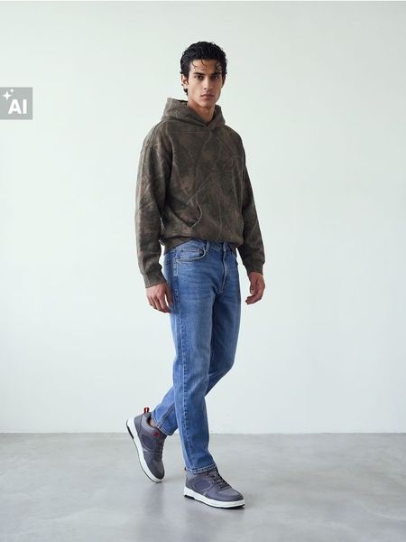 Bluza hoodie z motywem kamuflażu z bawełną - khaki. Brązowe bluzy bez kaptura męskie Sinsay, bez wzorów, z bawełny, sportowe, bez kołnierzyka, bez ramiączek. Za 79.99 zł.