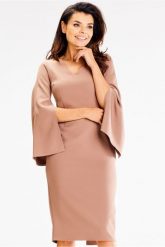 Elegancka ołówkowa sukienka midi z rozciętymi rękawami beż. Sukienki damskie Awama, l, bez wzorów, eleganckie, bez kołnierzyka, bez ramiączek, midi, ołówkowe. Za 359.00 zł.