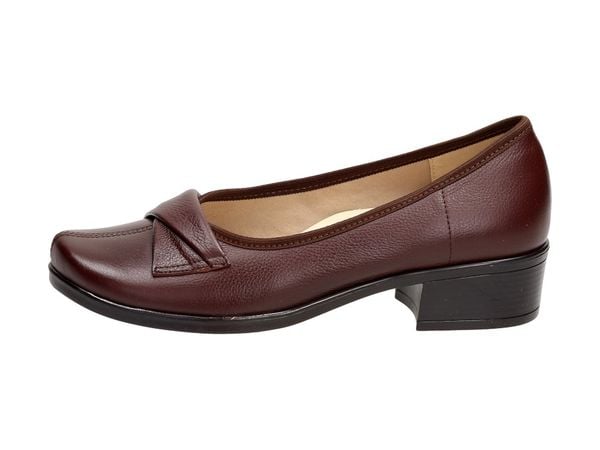 Brązowe Polskie półbuty damskie Gregors 569. Brązowe półbuty damskie GREGORS, bez wzorów, z jeansu, eleganckie, bez obcasa, na płaskiej podeszwie. Za 349.00 zł.