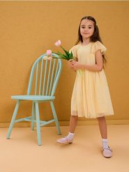 Sukienka z tiulowym dołem i rękawem - żółty. Żółte sukienki dziewczęce Sinsay, bez wzorów, z tiulu, bez ramiączek. Za 35.99 zł.