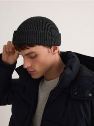 Czapka beanie z dodatkiem wełny - ciemnoszary. Szare czapki męskie Reserved, bez wzorów, z wełny. W wyprzedaży za 49.99 zł.