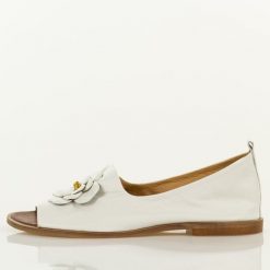 Białe skórzane Polskie sandały damskie z zakrytą piętą Deoni D487A. Białe sandały damskie Deoni, z aplikacjami, z jeansu, bez obcasa, na płaskiej podeszwie. Za 449.00 zł.