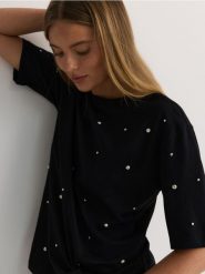 T-shirt oversize z nitami - czarny. Czarne t-shirty damskie Reserved, l, bez wzorów, z bawełny, bez kołnierzyka. W wyprzedaży za 39.99 zł.