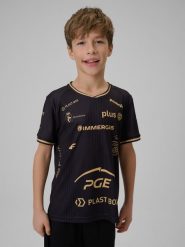 4F Koszulka meczowa replika wyjazdowa z sezonu 2025/26 dziecięca 4F x Projekt Warszawa - czarna 122/128 (6-8 lat). Czarne koszulki dziewczęce 4f, l, bez wzorów, z dzianiny, bez ramiączek. Za 179.99 zł.