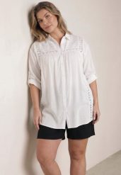Biała Koszula z Bawełną na Lato w Stylu Boho Ozdobiona Koronką Cinnamis. Białe koszule damskie Born2be, na lato, uniwersalny, z aplikacjami, z bawełny, boho, bez kołnierzyka, bez ramiączek. Za 119.99 zł.