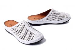 COMFORTABEL 700537-03 weiss, klapki damskie. Białe klapki damskie Comfortabel, w ażurowe wzory, ze skóry, bez obcasa. Za 264.90 zł.