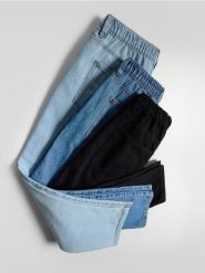 Jeansy carrot fit - czarny. Czarne jeansy męskie Reserved. W wyprzedaży za 99.99 zł.