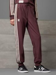 Adidas Spodnie dresowe "Olympique Lyonnais Terrace Icons" w kolorze czerwonym rozmiar: XL. Czerwone spodnie dresowe damskie Adidas, xl, bez wzorów, z dresówki. Za 145.26 zł.
