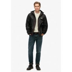 Kurtka Superdry Essential Tri. Czarne kurtki męskie Superdry., s, bez wzorów, z materiału, eleganckie, bez kaptura. Za 428.40 zł.