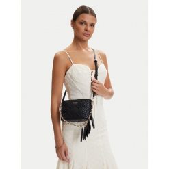 Torebka Guess. Czarne listonoszki damskie Guess, z aplikacjami, bez dodatków. Za 549.99 zł.
