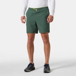 Szorty Helly Hansen Rapide 7". Zielone szorty męskie Helly Hansen, z softshellu, bez kołnierzyka. W wyprzedaży za 252.50 zł.