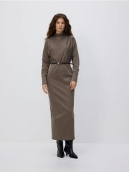 Sukienka z paskiem - beżowy. Brązowe sukienki damskie Reserved, l, bez wzorów, z bawełny, bez kołnierzyka, bez ramiączek, dopasowane. Za 229.99 zł.