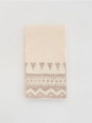 Wzorzysty szalik - kremowy. Białe szaliki i kominy damskie Reserved, bez wzorów. Za 69.99 zł.