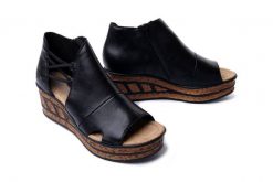 RIEKER 68197-00 black, sandały damskie. Czarne sandały damskie Rieker, bez wzorów, z gumy, bez obcasa, na koturnie. Za 329.90 zł.