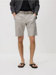 Szorty chino regular z paskiem - brązowy. Brązowe szorty męskie Reserved, z bawełny, bez kołnierzyka. Za 139.99 zł.