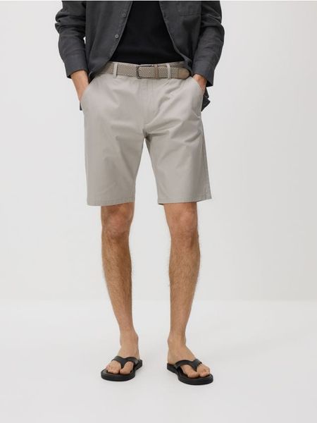 Szorty chino regular z paskiem - brązowy. Brązowe szorty męskie Reserved, bez wzorów, z bawełny. Za 139.99 zł.