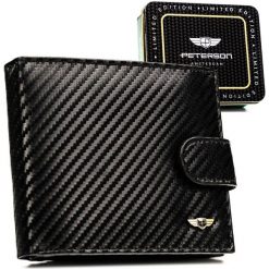 Poziomy portfel męski ze skóry naturalnej w czarnym kolorze wyposażony w system RFID, w zestawie z brelokiem - Peterson. Czarne portfele męskie Peterson, bez wzorów, ze skóry. Za 99.99 zł.