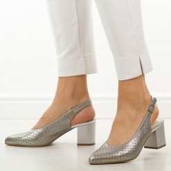 Srebrne ażurowe czółenka damskie M.Daszyński 2263A-7. Szare czółenka damskie M.Daszyński, w ażurowe wzory, ze skóry, bez obcasa, na słupku. Za 169.00 zł.