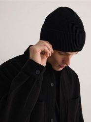 Bawełniana czapka beanie - czarny. Czarne czapki męskie Reserved, bez wzorów, z bawełny. W wyprzedaży za 35.99 zł.