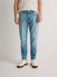 Jeansy carrot slim z efektem sprania - niebieski. Niebieskie jeansy męskie Reserved. W wyprzedaży za 69.99 zł.