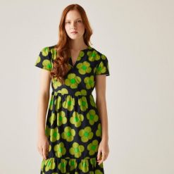 Sukienka casual damska Orla Kiely Tiered Midi. Niebieskie sukienki damskie Regatta, na co dzień, bez wzorów, z bawełny, casualowe, bez kołnierzyka, bez ramiączek, midi, proste. W wyprzedaży za 286.00 zł.