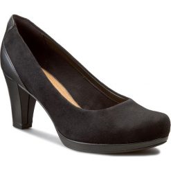 Półbuty CLARKS - Chorus Chic 261195304 Black Suede. Czarne półbuty damskie Clarks, bez wzorów, ze skóry ekologicznej, bez obcasa, na obcasie. W wyprzedaży za 219.00 zł.