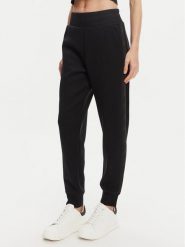 Guess Spodnie dresowe W5YB11 KBYE2 Czarny Regular Fit. Czarne spodnie dresowe damskie Guess, l, z aplikacjami, z dresówki. Za 237.00 zł.