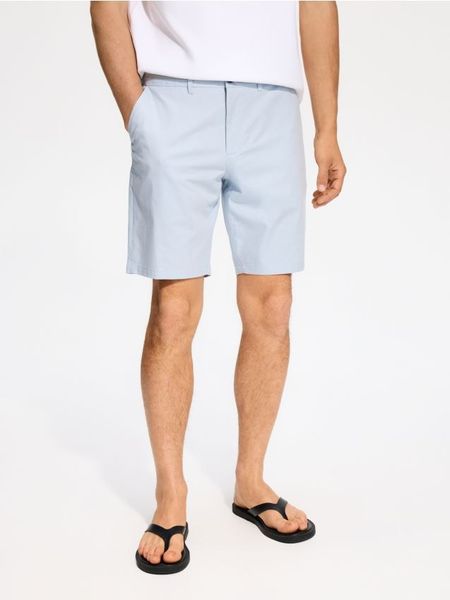 Szorty regular fit - jasnoniebieski. Niebieskie szorty męskie Reserved, bez wzorów, z tkaniny. W wyprzedaży za 49.99 zł.