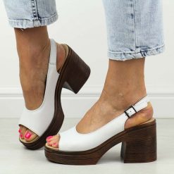 Białe skórzane sandały damskie na obcasie T.Sokolski L25-16. Białe sandały damskie Sokolski, bez wzorów, ze skóry, bez obcasa, na obcasie. Za 219.00 zł.