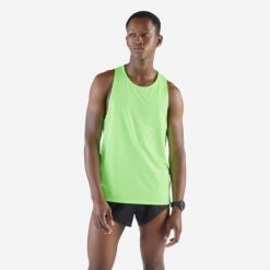 Koszulka do biegania bez rękawów męska Kiprun 900 Light. Zielone t-shirty sportowe męskie KIPRUN, m, z elastanu, bez ramiączek, do biegania. Za 99.99 zł.
