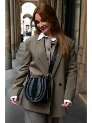 Victor & Hugo Paris Skórzana torebka "Mets" w kolorze czarnym - 20 x 20 x 8 cm rozmiar: onesize. Czarne torebki klasyczne damskie Victor & Hugo Paris, bez wzorów, z materiału, bez dodatków. Za 369.99 zł.