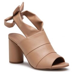 Sandały DeeZee. Brązowe sandały damskie DeeZee, bez wzorów, bez obcasa, na słupku. Za 62.99 zł.