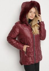 Bordowa Pikowana Kurtka z Kapturem z Futerkiem Azilma. Czerwone kurtki damskie Born2be, plus size, bez wzorów, z dzianiny, z kapturem. Za 199.99 zł.