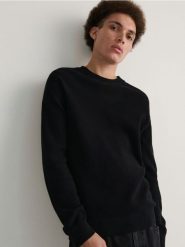 Bawełniany sweter - czarny. Czarne swetry męskie Reserved, l, bez wzorów, z bawełny, bez kołnierzyka. W wyprzedaży za 49.99 zł.