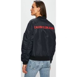 Calvin Klein Jeans - Kurtka bomber. Niebieskie kurtki damskie Calvin Klein Jeans, l, bez wzorów, z jeansu, bez kaptura. W wyprzedaży za 539.90 zł.