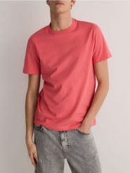 Bawełniany t-shirt regular - koralowy. Pomarańczowe t-shirty męskie Reserved, l, bez wzorów, z bawełny, bez kołnierzyka. W wyprzedaży za 29.99 zł.