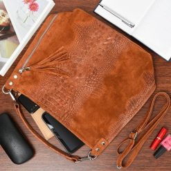 Brązowa torebka skórzana zamszowa shopper W10. Brązowe shopper bag damskie bez wzorów, ze skóry, zamszowe, bez dodatków. Za 219.99 zł.