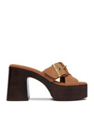 Guess Jeans Klapki CEO-JD421-3 Brązowy. Brązowe klapki damskie Guess Jeans, z aplikacjami, z jeansu, bez obcasa. Za 329.99 zł.